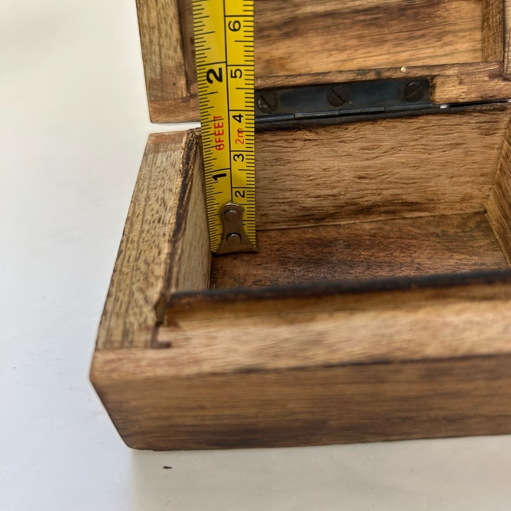 Hand-carved wooden box, can use for storing small items like jewelry - Picture 5 of 5